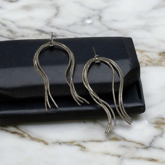 🆕GUESS Silver Dangle Earrings - Picture 2 of 13